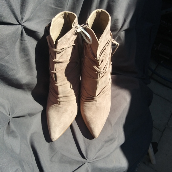 Shoe dazzle Heels tan - Picture 2 of 6